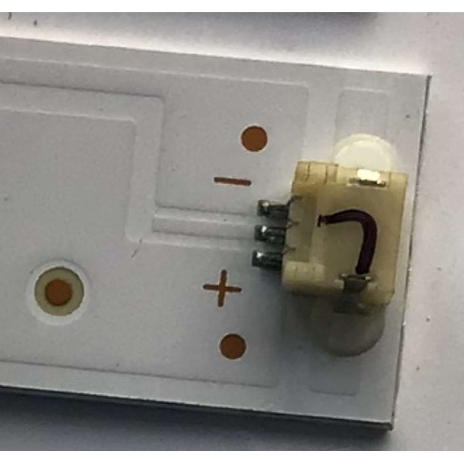 KIT DE LED'S PARA TV RCA (14 PIEZAS) / NUMERO DE PARTE D75030801AM-S / JJ-0667-D75030801AM-S 200320 / E486558 / TV23010301 / M196A3W47H2 / 200413JA4 / PANEL HV750QUBN9D / MODELO RNSMU7536 - Imagen 2